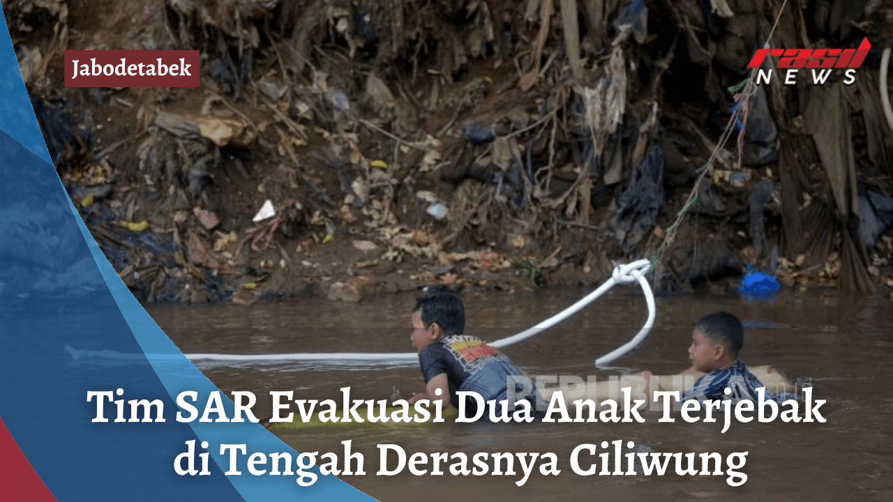 Tim SAR Evakuasi Dua Anak Terjebak di Tengah Derasnya Ciliwung