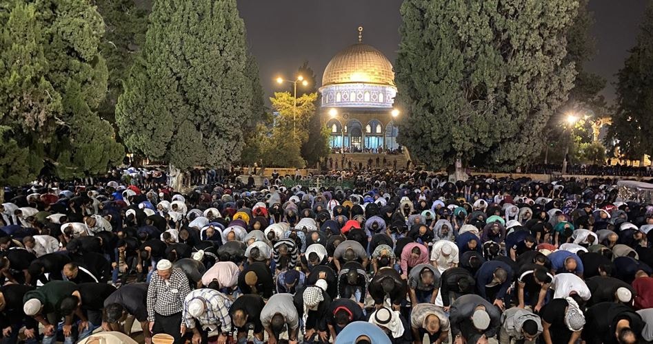 Puluhan Ribu Jemaah Padati Saf Shalat Tarawih di Masjid Al-Aqsa