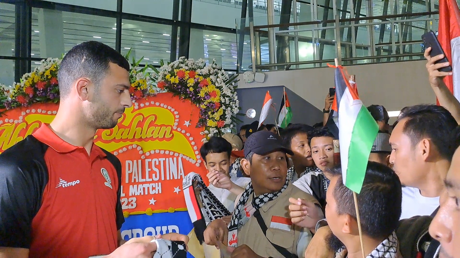 Lawan Indonesia di FIFA Match Day, Kedatangan Timnas Palestina Disambut oleh Suporter dan Massa AWG