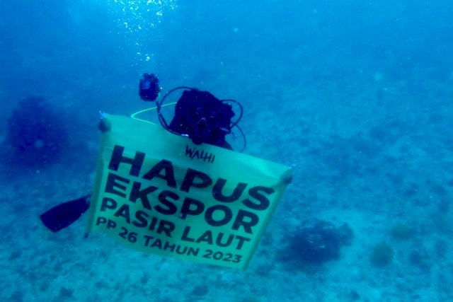 Kritik Ekspor Pasir Laut, Walhi Sulsel Bentang Spanduk Penolakan di Perairan Makassar