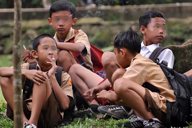 Aktivis Sosial Anti-Rokok Kritik Aturan Sekolah Keluarkan Siswa Jika Ketahuan Merokok