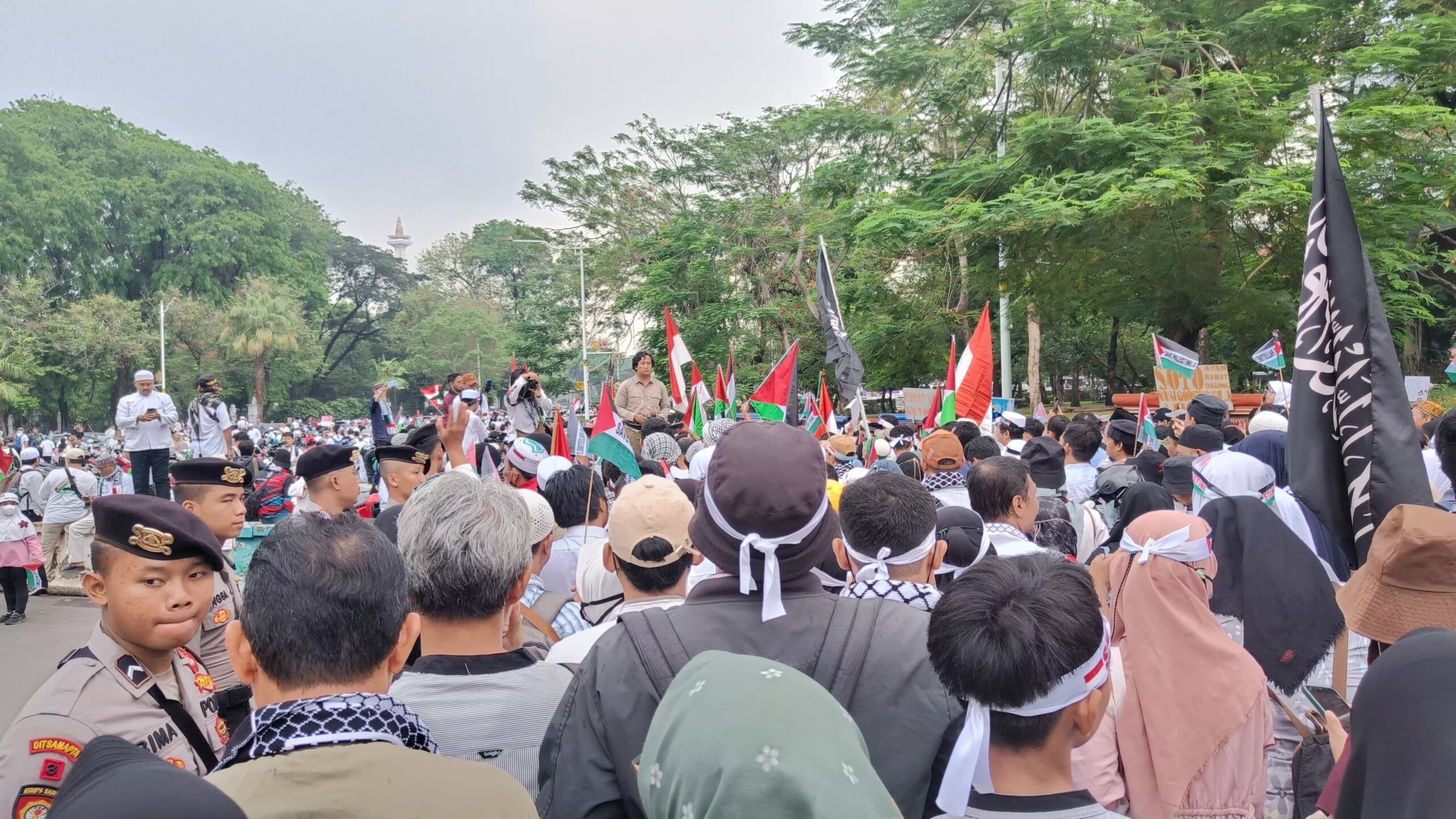 Sejak Dini Hari, Peserta Aksi Bela Palestina Padati Kawasan Monas Jakarta