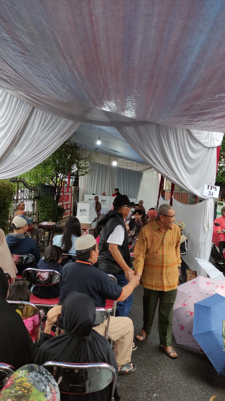 Meski Diguyur Hujan, Antusiasme Warga Lenteng Agung ke TPS Tetap Tinggi
