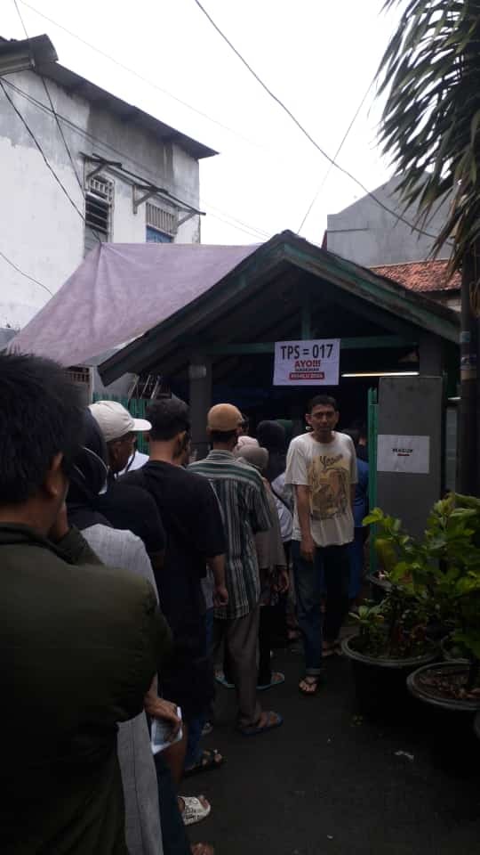 Meski Dihadang Banjir, Warga Duri Kepa Antusias Datangi TPS