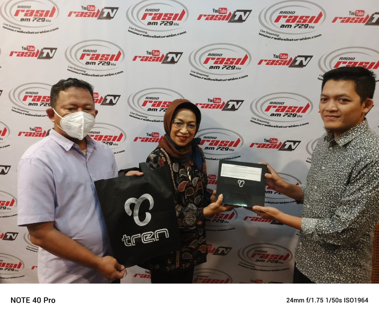 Dukung Dakwah Radio Silaturahim, Mitra Tren Serahkan Modem Internet