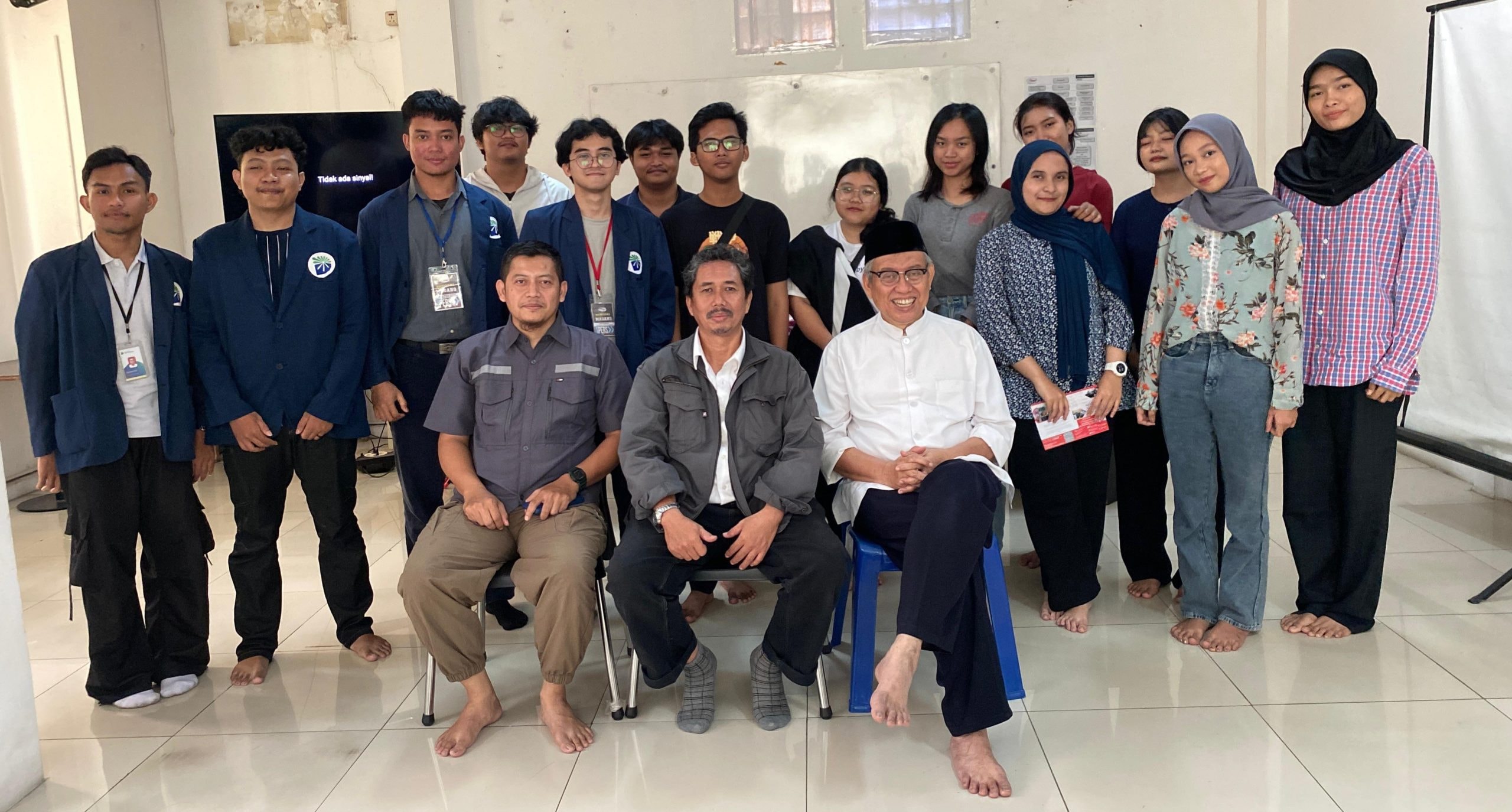 Kunjungi Rasil, Mahasiswa UNDIRA Melihat Lebih Dekat Proses Produksi Radio