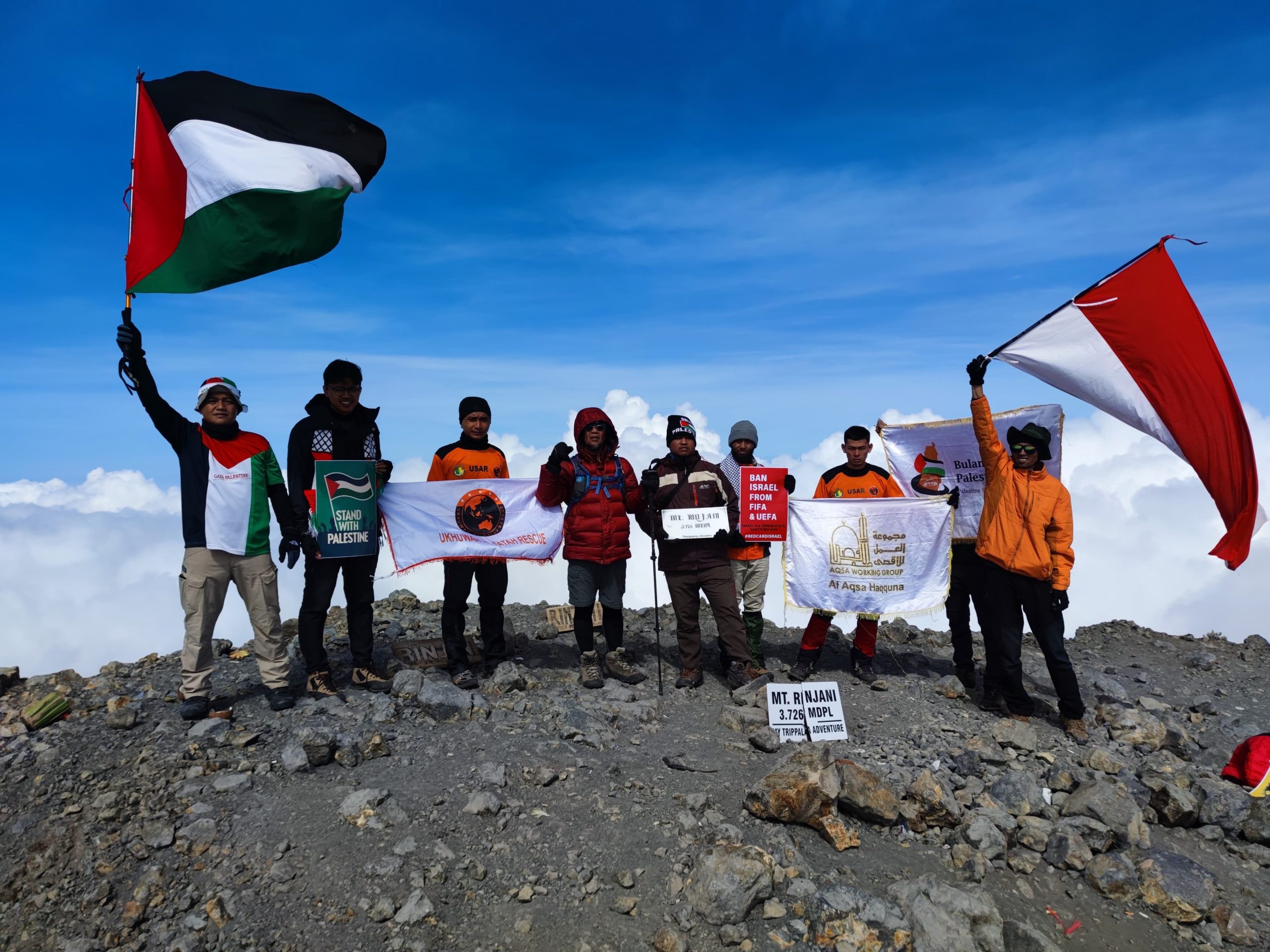 Pendaki AWG Kibarkan Bendera Palestina di Puncak Gunung Rinjani