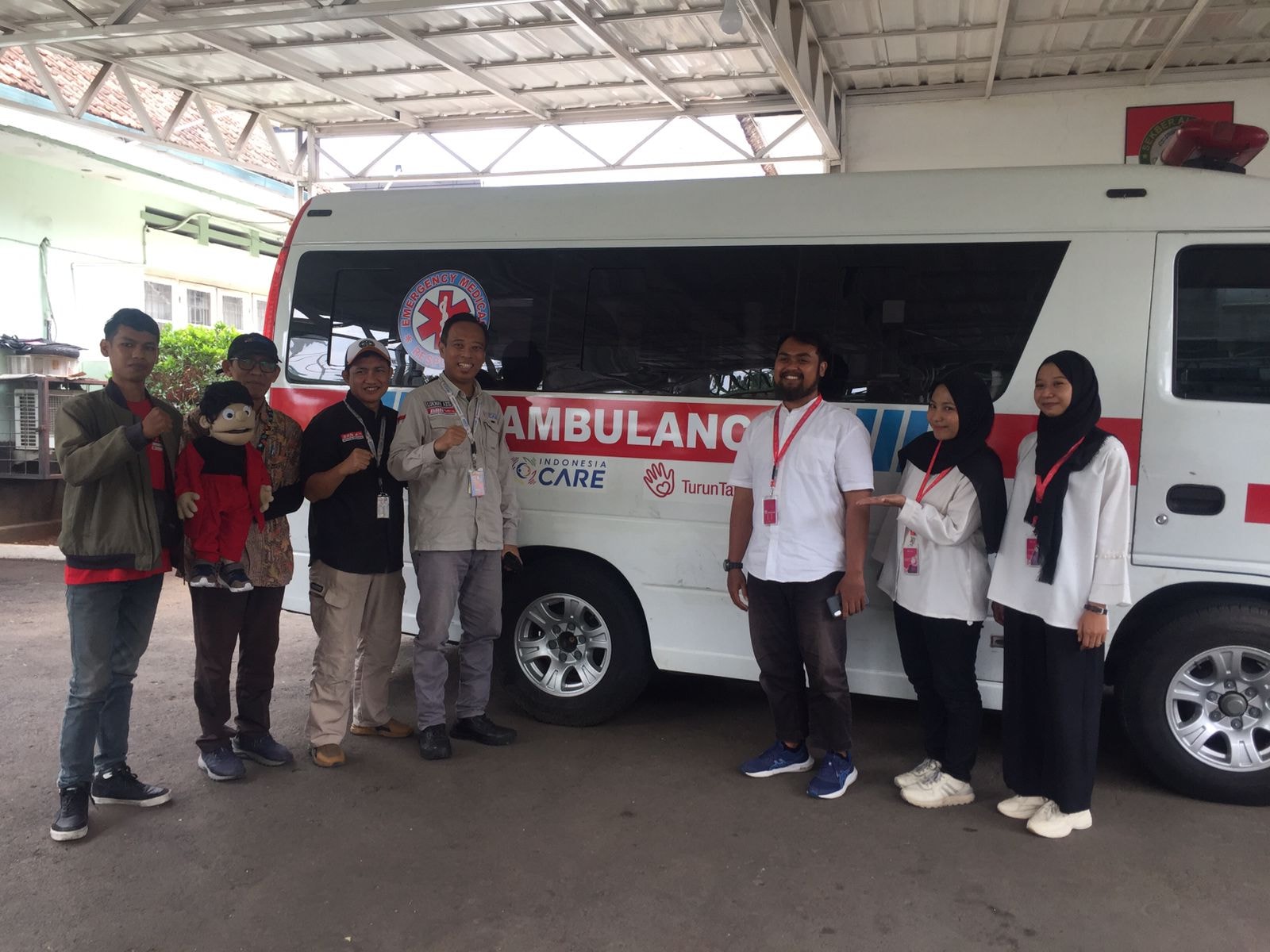 Dukung Layanan Kesehatan Gratis, Rasil Serahkan Ambulans ke Lembaga Sosial