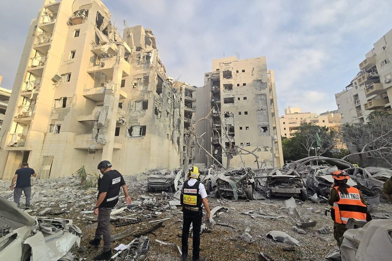 Serangan Rudal Iran Hantam Beersheba, Israel: Tiga Tewas, Korban Diduga Masih Terjebak di Reruntuhan