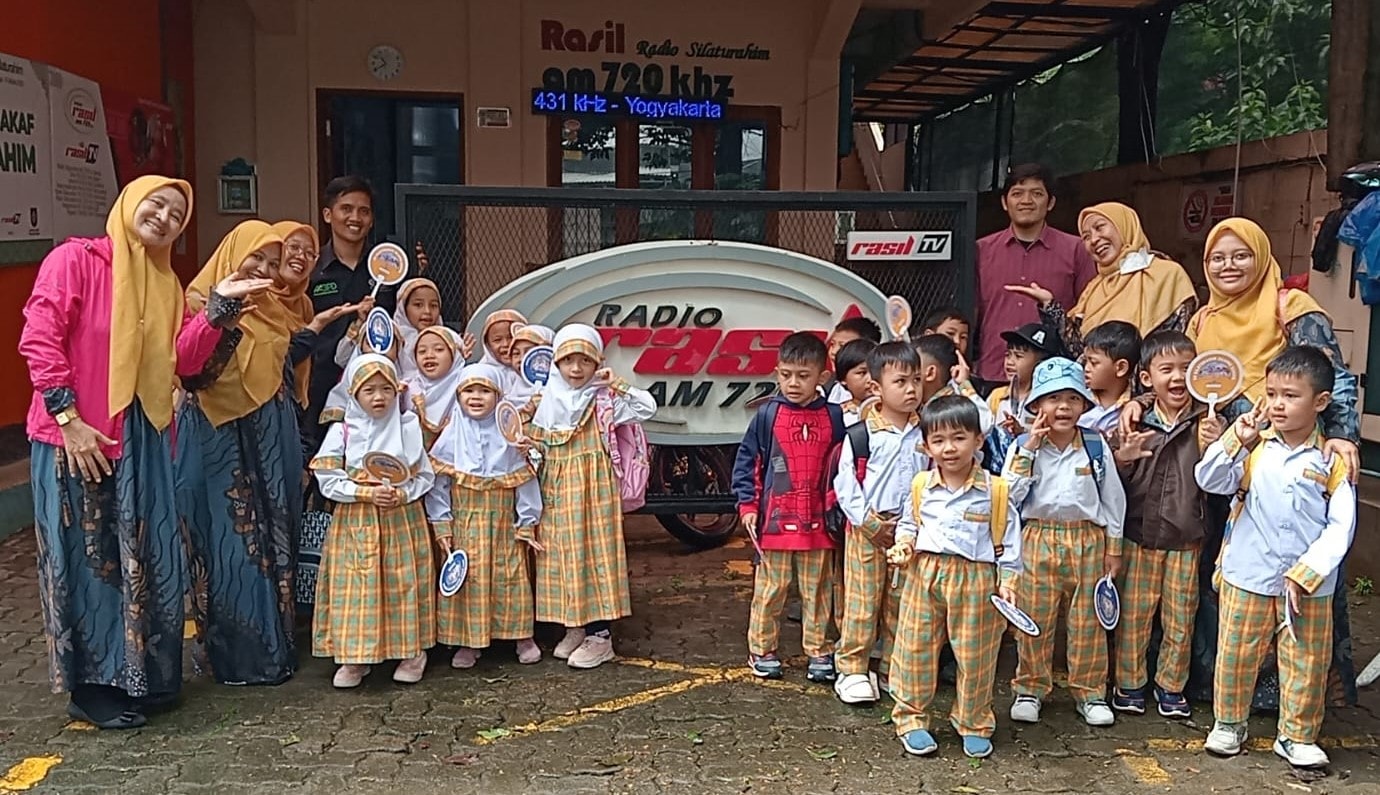 Kenalkan Dunia Radio, TKIT Rayhana Tapos Kunjungi Radio Silaturahim