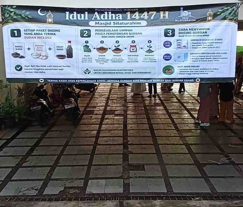 Warga Salut! Masjid Ini Bagikan Daging Kurban Lengkap dengan Bumbu dan Edukasi Ramah Lingkungan