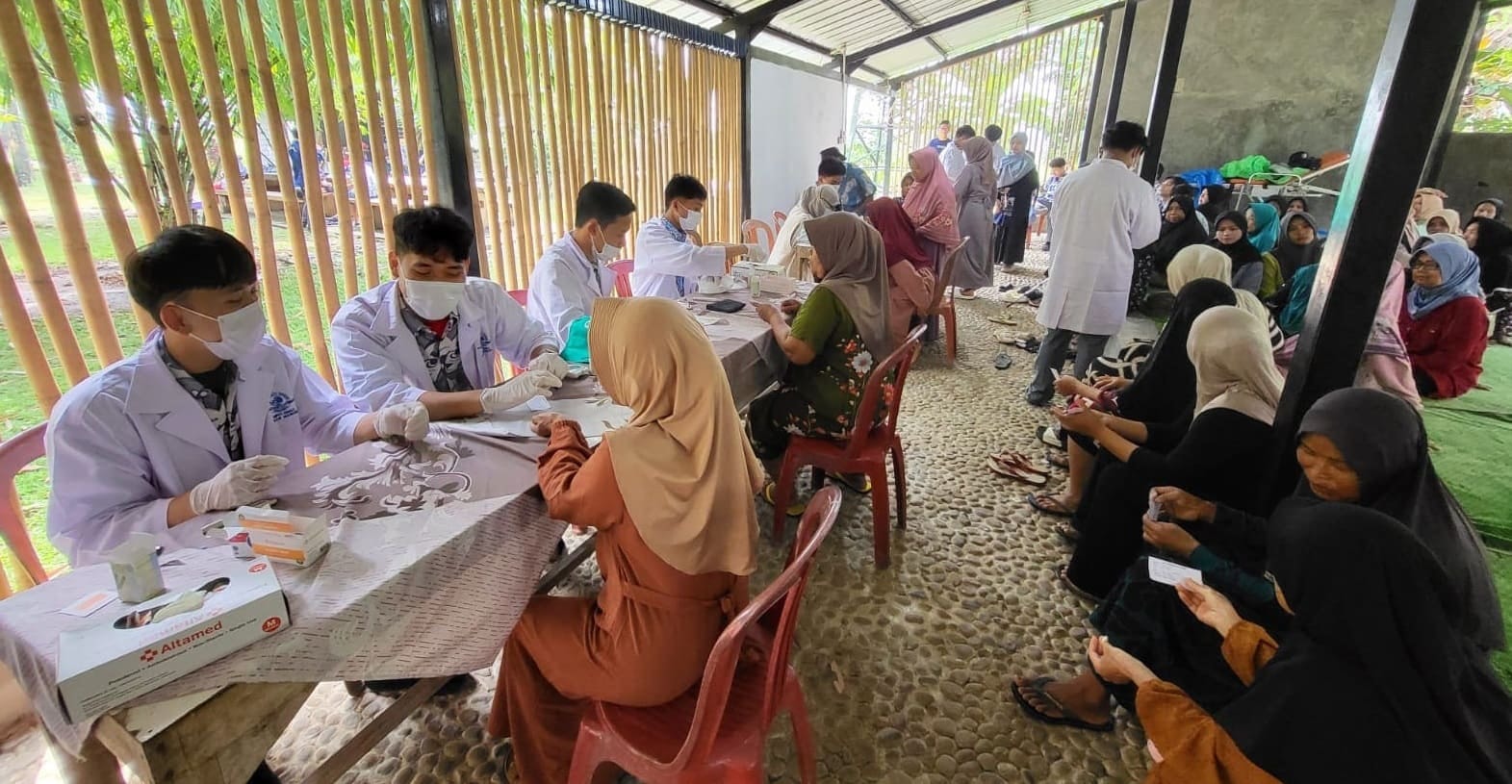 Warga Desa Sukasirna Antusias Ikut Cek Kesehatan Gratis dalam Kegiatan Live-in SMAIT Insan Mandiri Cibubur