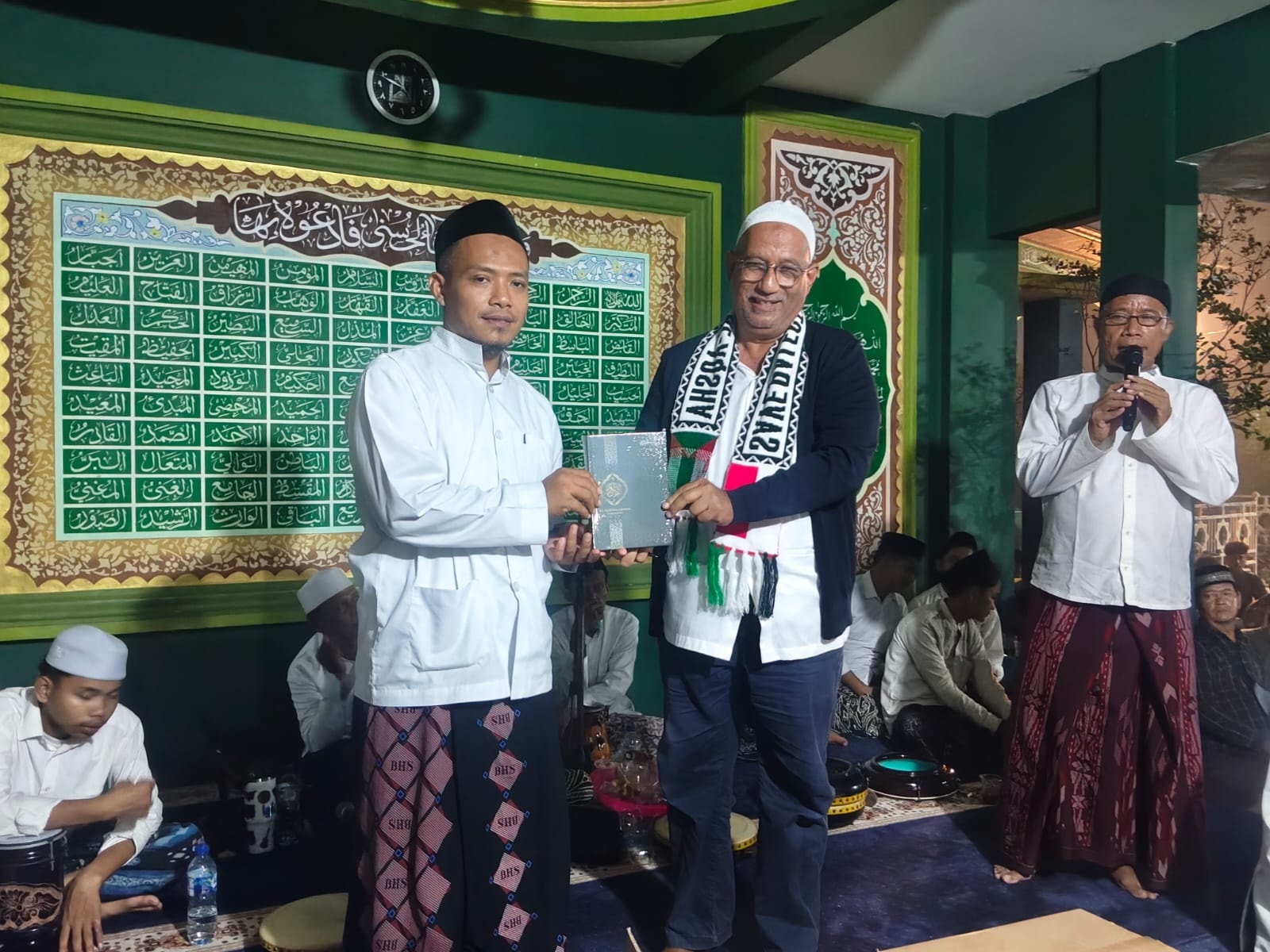 Di Tengah Dzikir dan Sholawat Bela Palestina, Radio Silaturahim Kembali Salurkan Wakaf Al-Qur’an