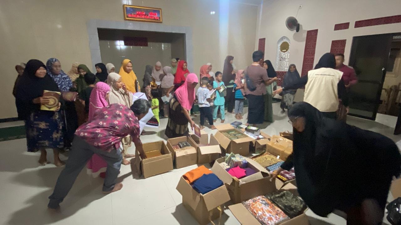 Majelis Ta’lim Siti Khadijah Bersama RPQ Salurkan Wakaf Qur’an dan Peralatan Sholat di Kampung Mualaf Baduy