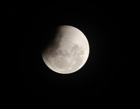 Pemandangan penumbra saat mulai menutupi permukaan bulan pada proses terjadinya gerhana bulan yang terlihat di atas langit Jakarta, Rabu (31/1). Gerhana Bulan Total ini disertai dengan Supermoon dan Blue Moon. (Liputan6.com/Arya Manggala)