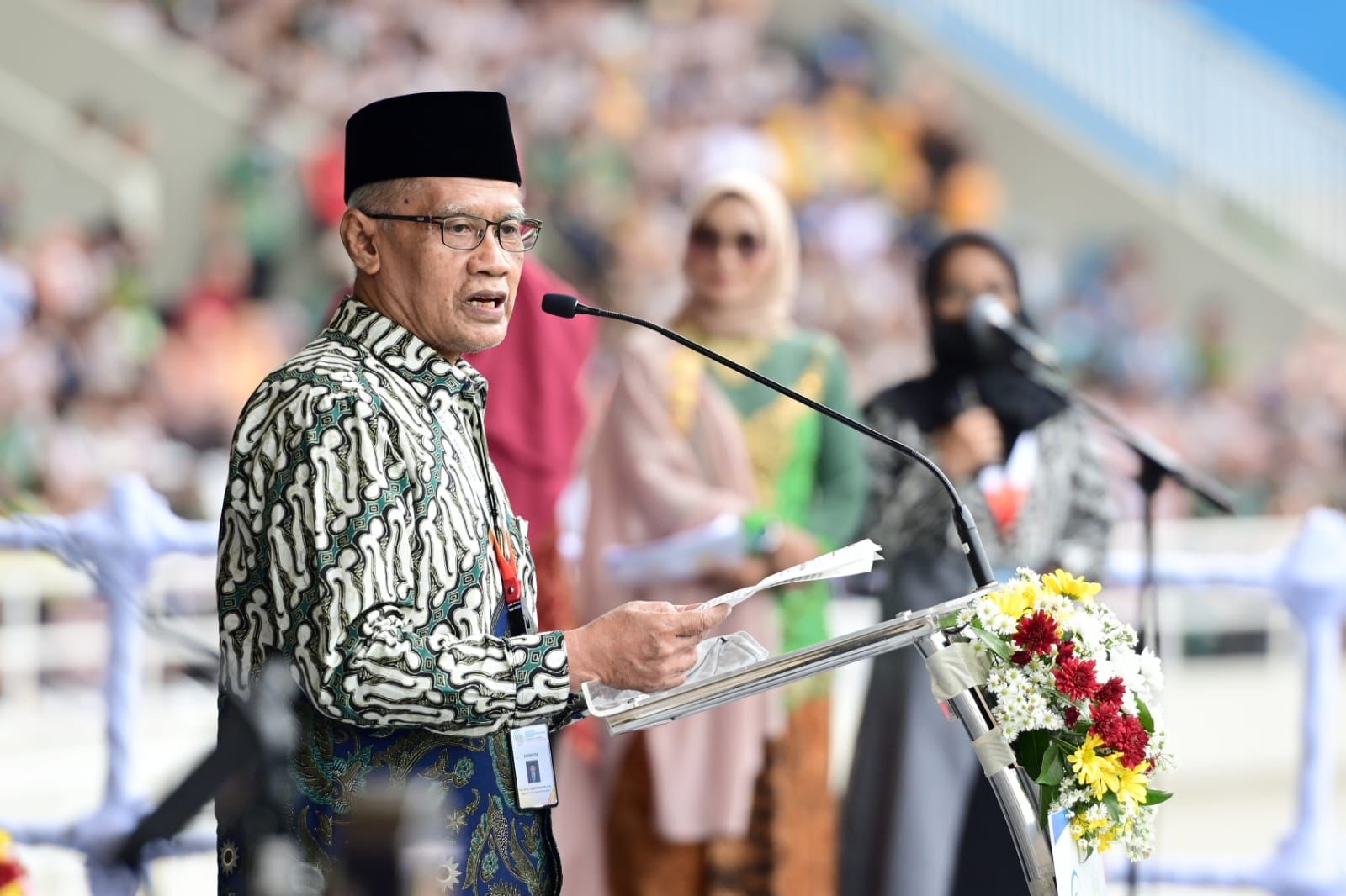 Prof. Dr. K.H Haedar Nashir, M.Si saat berpidato dalam pembukaan Muktamar Muhammadiyah ke 48 di Surakarta (foto: Media Center Muktamar)