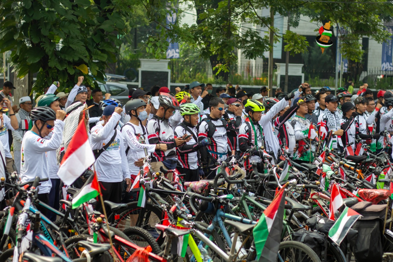 Penyambutan Tim Gowes Cinta Al Aqsa di depan Masjid Istiqlal, Jakarta (Dok. AWG)