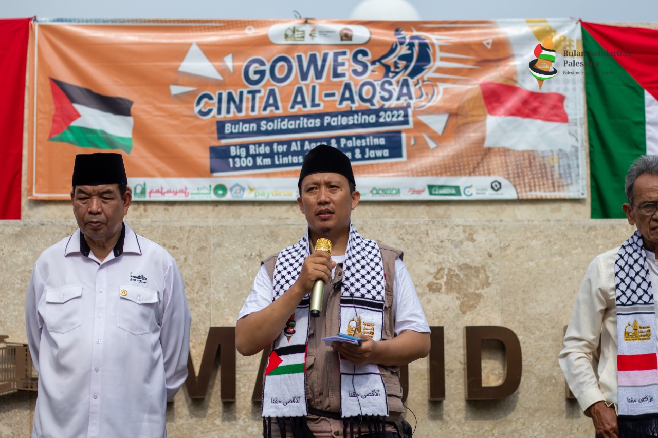 Presidium AWG, Rustam Effendi saat memberikan sambutan dalam acara penyambutan tim Gowes Cinta Al Aqsa 