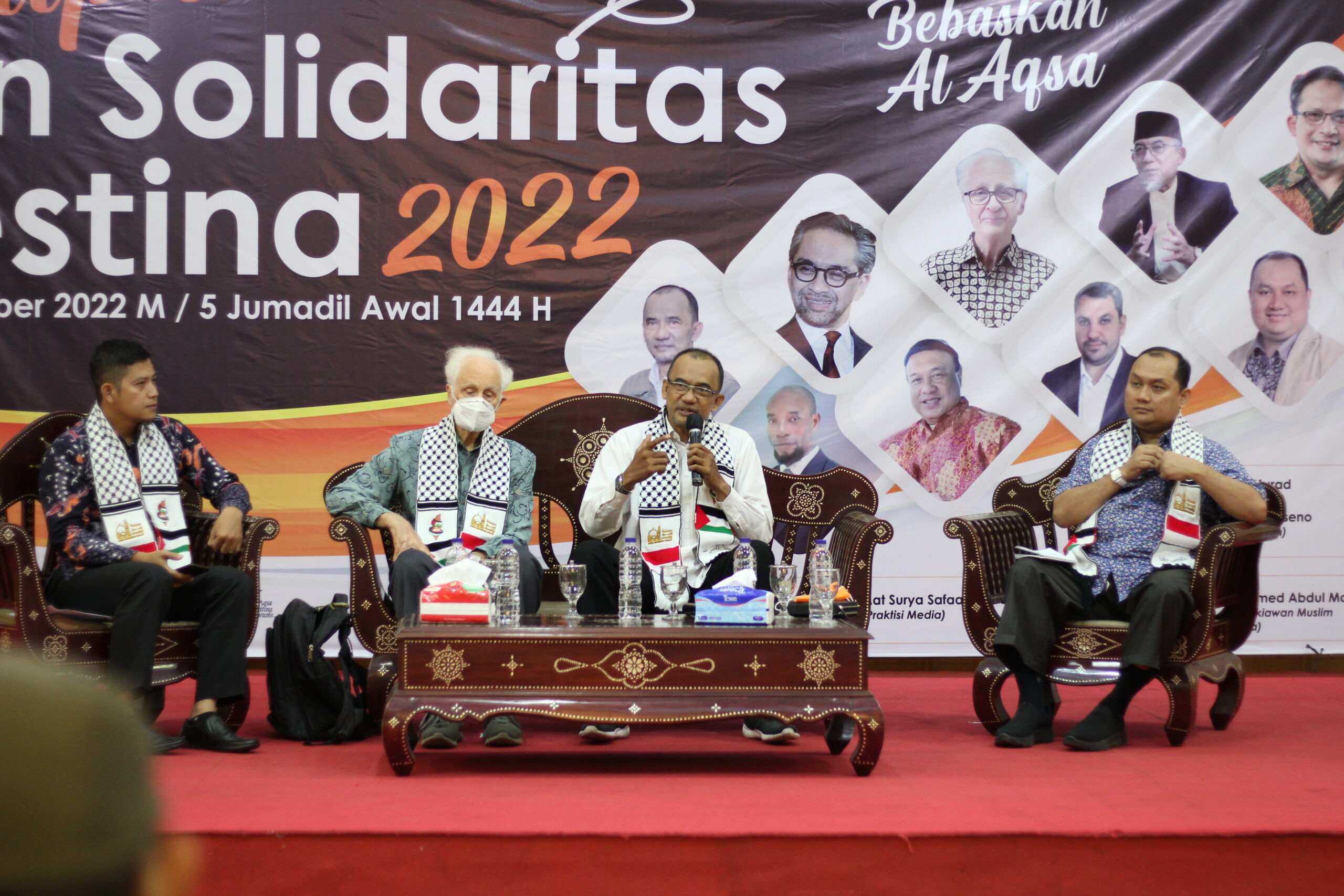 (Dari kiri) Moderator Angga Aminuddin, S.Kom.I; Pemuka Agama Katolik dan Budayawan, Prof. Dr. Romo Franz Magnis-Suseno; aktivis kemanusiaan Ketua Presidium MER-C, dr. Sarbini Abdul Murad; Direktur Pusat Kajian Timur Tengah Universitas Indonesia, Abdul Muta'ali M.A, M.I.P, Ph.D.