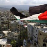 Bendera Palestina yang robek berkibar di kamp pengungsi Palestina Bourj al-Barajneh, di Beirut, Lebanon, Jumat, 21 Oktober 2022. (AP Photo/Bilal Hussein)