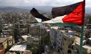 Bendera Palestina yang robek berkibar di kamp pengungsi Palestina Bourj al-Barajneh, di Beirut, Lebanon, Jumat, 21 Oktober 2022. (AP Photo/Bilal Hussein)