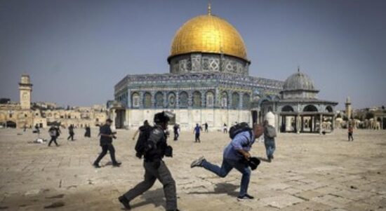 Puluhan warga Israel dilaporkan menyerbu kompleks Masjid Al-Aqsa di Yerusalem Timur (Foto: REUTERS/AMMAR AWAD)