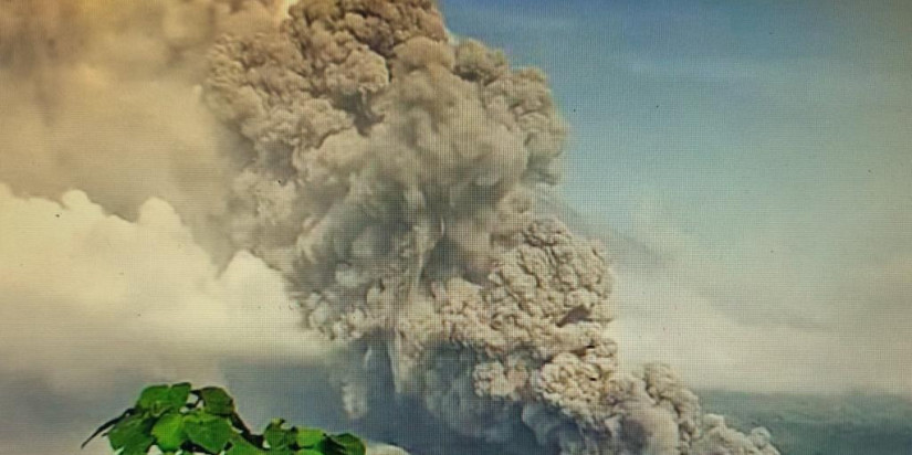Awan Panas Guguran (APG) Gunungapi Semeru terpantau dari CCTV Pos Pantau PVBMG pukul 06.30 WIB, Kabupaten Lumajang, Jawa Timur, Ahad (4/12). (PVMBG)