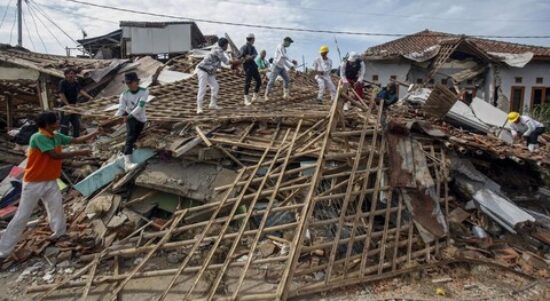 Relawan melakukan evakuasi material bangunan roboh pasca gempa bumi di Benjod, Cugenang, Kabupaten Cianjur, Jawa Barat, Rabu (23/11/2022). (ANTARA FOTO/YULIUS SATRIA WIJAYA)