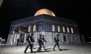 Polisi sraeli mengintervensi jamaah Muslim dengan granat setrum dan peluru plastik di area Haram al-Sharif Masjid Al-Aqsa pada hari Jumat, pada 7 Mei 2021 di Yerusalem Timur.( Mostafa Alkharouf/Anadolu Agency )