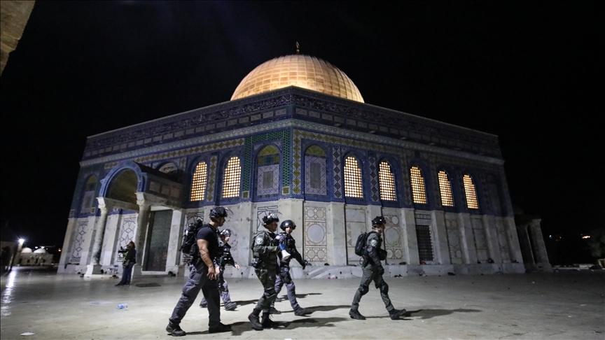 Polisi sraeli mengintervensi jamaah Muslim dengan granat setrum dan peluru plastik di area Haram al-Sharif Masjid Al-Aqsa pada hari Jumat, pada 7 Mei 2021 di Yerusalem Timur.( Mostafa Alkharouf/Anadolu Agency )