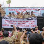 Kepala desa se-Indonesia melakukan orasi saat unjuk rasa di depan Gedung DPR RI, Jakarta, Selasa (17/1/2023). Dalam aksi yang diikuti ribuan orang tersebut mereka menuntut perpanjangan masa jabatan kepala desa yang sebelumnya enam tahun menjadi sembilan tahun dan meminta DPR RI merevisi masa jabatan yang diatur dalam UU Nomor 6 Tahun 2014 tentang Desa. (Liputan6.com/Faizal Fanani)