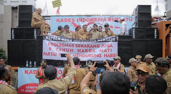 Kepala desa se-Indonesia melakukan orasi saat unjuk rasa di depan Gedung DPR RI, Jakarta, Selasa (17/1/2023). Dalam aksi yang diikuti ribuan orang tersebut mereka menuntut perpanjangan masa jabatan kepala desa yang sebelumnya enam tahun menjadi sembilan tahun dan meminta DPR RI merevisi masa jabatan yang diatur dalam UU Nomor 6 Tahun 2014 tentang Desa. (Liputan6.com/Faizal Fanani)