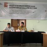 Stasion Manager Seila FM sekaligus Manager Rasil Network, Angga Aminudin (kiri), Ketua MUI Kota Batam Lukman Rifa'i (kanan) saat memberikan sambutan dalam Musyawarah Kerja 2023 Radio Seila 104.3 FM Batam pada Ahad, 29 Januari 2023 (Rasilnews)