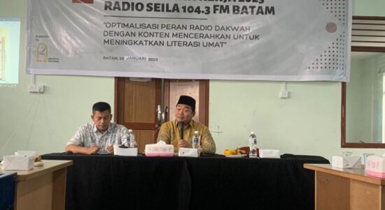 Stasion Manager Seila FM sekaligus Manager Rasil Network, Angga Aminudin (kiri), Ketua MUI Kota Batam Lukman Rifa'i (kanan) saat memberikan sambutan dalam Musyawarah Kerja 2023 Radio Seila 104.3 FM Batam pada Ahad, 29 Januari 2023 (Rasilnews)