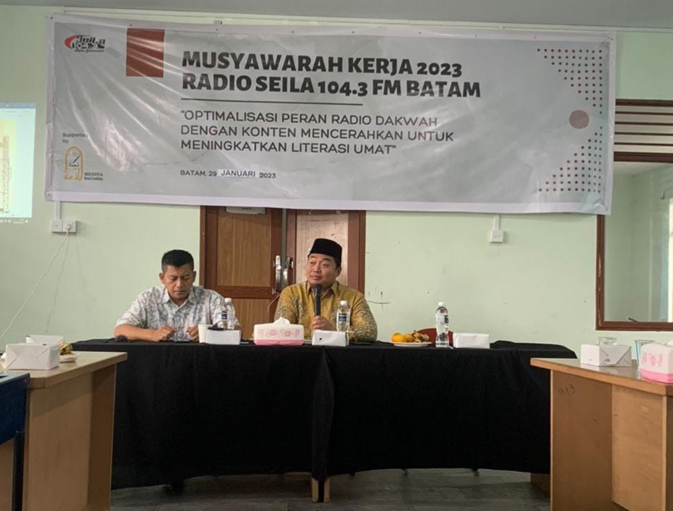 Stasion Manager Seila FM sekaligus Manager Rasil Network, Angga Aminudin (kiri), Ketua MUI Kota Batam Lukman Rifa'i (kanan) saat memberikan sambutan dalam Musyawarah Kerja 2023 Radio Seila 104.3 FM Batam pada Ahad, 29 Januari 2023 (Rasilnews)