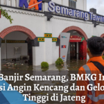 Petugas stasiun berdiri di halaman Stasiun Tawang yang terendam banjir di Semarang, Jawa Tengah, Sabtu (31/12/2022). (ANTARA FOTO/AJI STYAWAN)