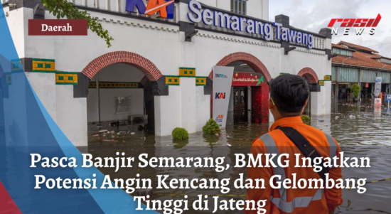 Petugas stasiun berdiri di halaman Stasiun Tawang yang terendam banjir di Semarang, Jawa Tengah, Sabtu (31/12/2022). (ANTARA FOTO/AJI STYAWAN)