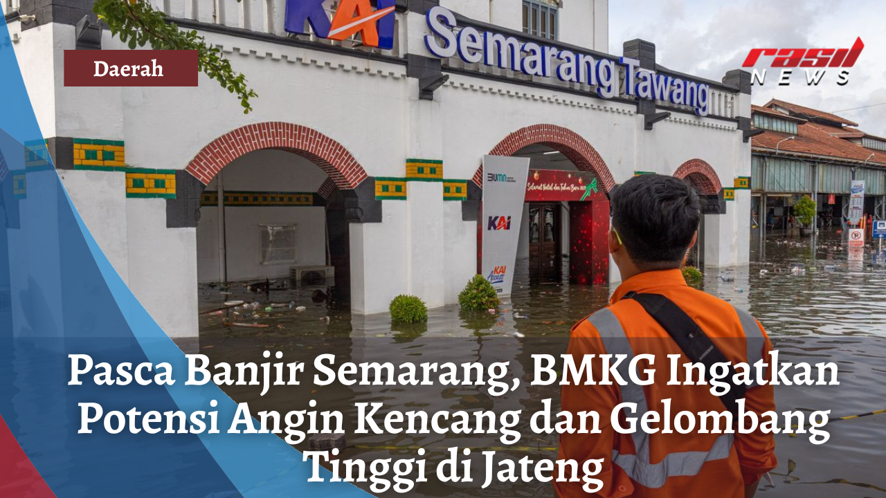 Petugas stasiun berdiri di halaman Stasiun Tawang yang terendam banjir di Semarang, Jawa Tengah, Sabtu (31/12/2022). (ANTARA FOTO/AJI STYAWAN)