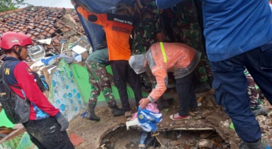 Ukhuwah Al-Fatah Rescue (UAR) saat menjalankan misi kemanusiaan membantu penyintas gempa Cianjur, Jawa Barat pada November 2022 (dok. UAR)