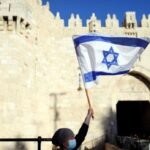 Pemukim Zionis kibarkan bendera Israel di halaman Masjid Al-Aqsha. (Dok. September 2021/Palinfo)