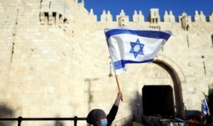 Pemukim Zionis kibarkan bendera Israel di halaman Masjid Al-Aqsha. (Dok. September 2021/Palinfo)