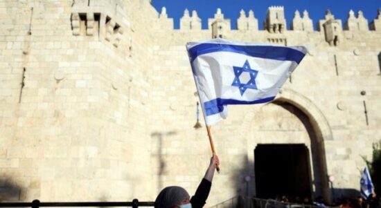 Pemukim Zionis kibarkan bendera Israel di halaman Masjid Al-Aqsha. (Dok. September 2021/Palinfo)