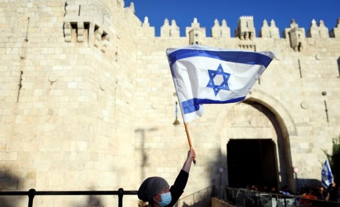 Pemukim Zionis kibarkan bendera Israel di halaman Masjid Al-Aqsha. (Dok. September 2021/Palinfo)