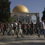 Orang-orang Yahudi menggeruduk Masjid Al-Aqsa Yerusalem Palestina. Pemukim Israel terus lakukan provokasi di Masjid Al Aqsa Palestina (AP/Mahmoud Illean)