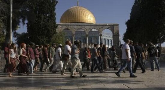 Orang-orang Yahudi menggeruduk Masjid Al-Aqsa Yerusalem Palestina. Pemukim Israel terus lakukan provokasi di Masjid Al Aqsa Palestina (AP/Mahmoud Illean)