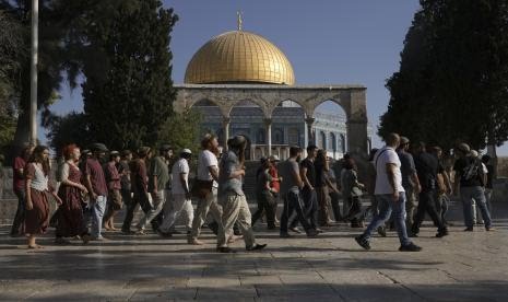 Orang-orang Yahudi menggeruduk Masjid Al-Aqsa Yerusalem Palestina. Pemukim Israel terus lakukan provokasi di Masjid Al Aqsa Palestina (AP/Mahmoud Illean)