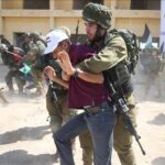 Tentara Israel menangkap warga Palestina (Anadolu Agency)