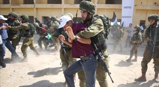 Tentara Israel menangkap warga Palestina (Anadolu Agency)