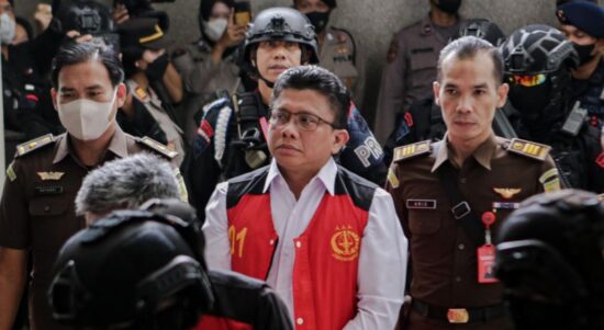 Ferdy Sambo saat hendak menjalani sidang pembacaan putusan kasus pembunuhan Brigadir Yosua (foto: Antara)