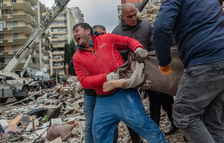 Proses evakuasi korban gempa Turkiye (ist)